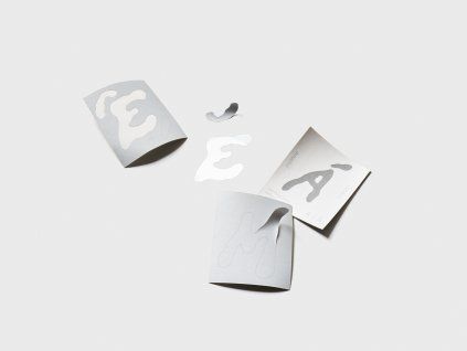 Produkt Reflexní samolepka Monogram na bílém pozadí
