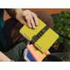 Produkt Sada A6 Softblok 2.0 s gumičkou a tužkou v použití