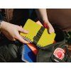 Produkt Sada A6 Softblok 2.0 s gumičkou a tužkou v použití  2